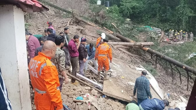 हिमाचल प्रदेश में ऑरेंज अलर्ट के बीच भारी बारिश से तबाही का दौर जारी