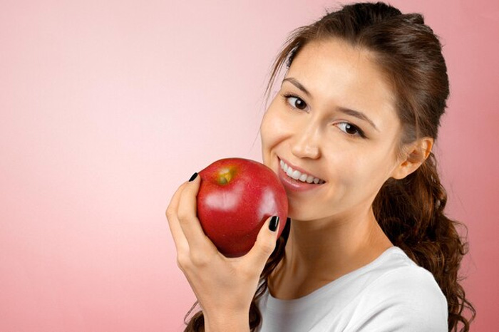 रोजाना खाली पेट एक सेब खाना शुरू कर दें, फायदे देख नहीं कर पाएंगे विश्वास