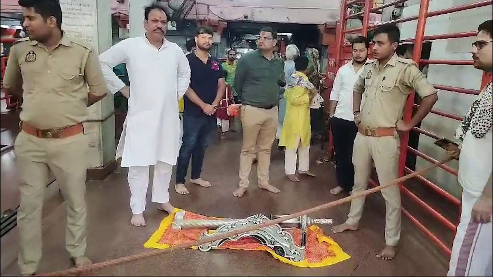 स्वर्ण मंडित हो रहा मां का गर्भ गर्भगृह- मिर्जापुर