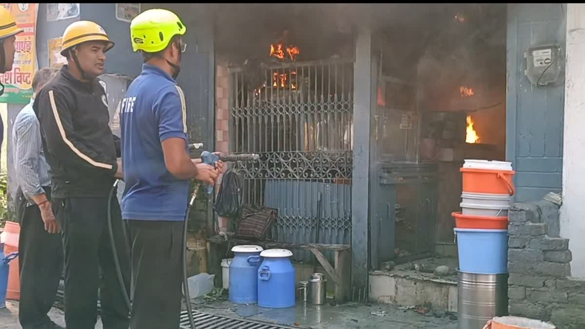 दूध की डेयरी में लगी भीषण आग, दो लोग झुलसे