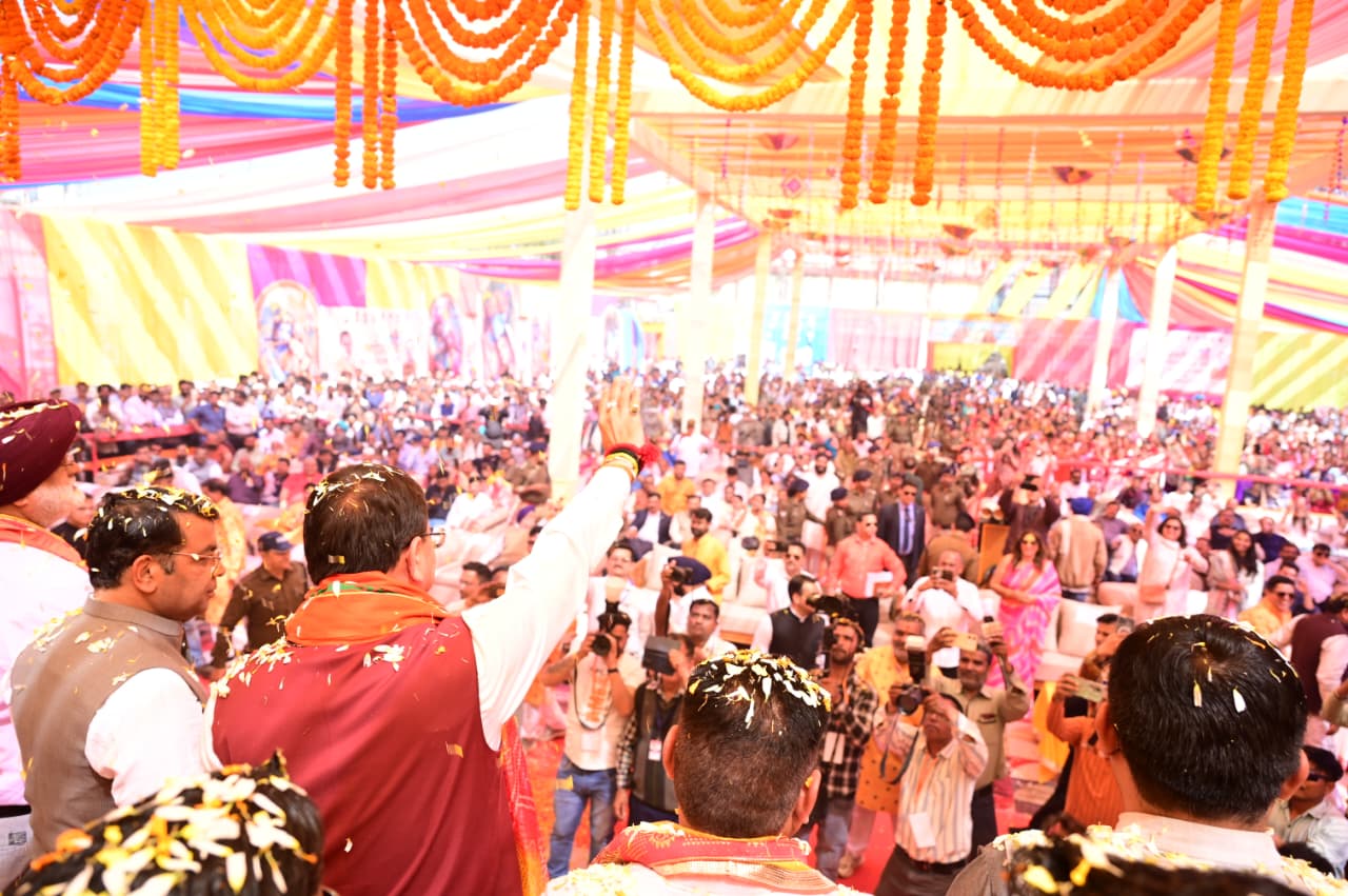 काशीपुर रंगोत्सव होली मिलन समारोह में शामिल हुए मुख्यमंत्री