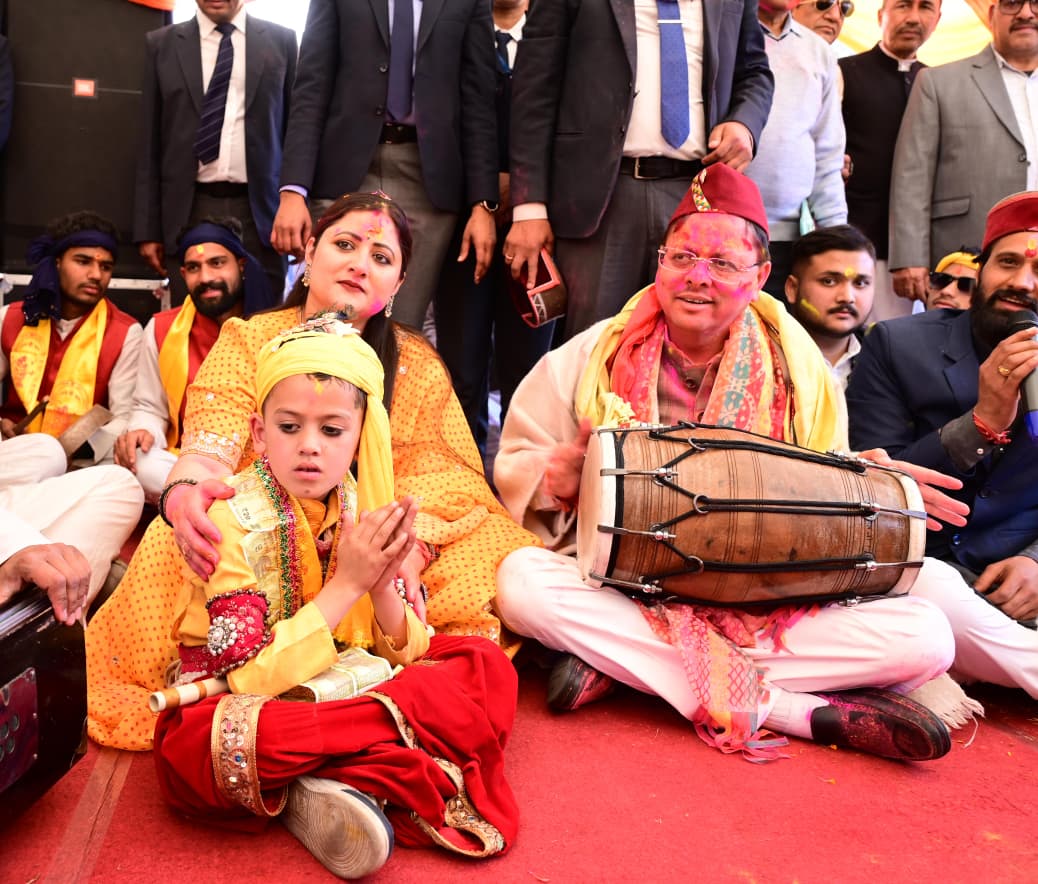 लोक गीतों की धुनों के बीच सीएम आवास में निखरे होली के रंग  