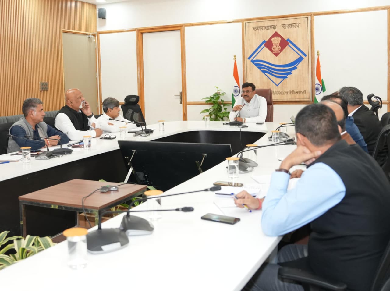 मुख्य सचिव की अध्यक्षता में जिलाधिकारियों के साथ बैठक आयोजित