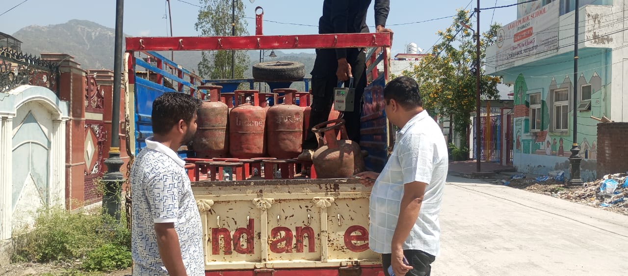 गैस की कालाबाजारी एवं अवैध रिफिलिंग पर जिलाधिकारी सख्त, संलिप्तों पर प्राथमिकी दर्ज