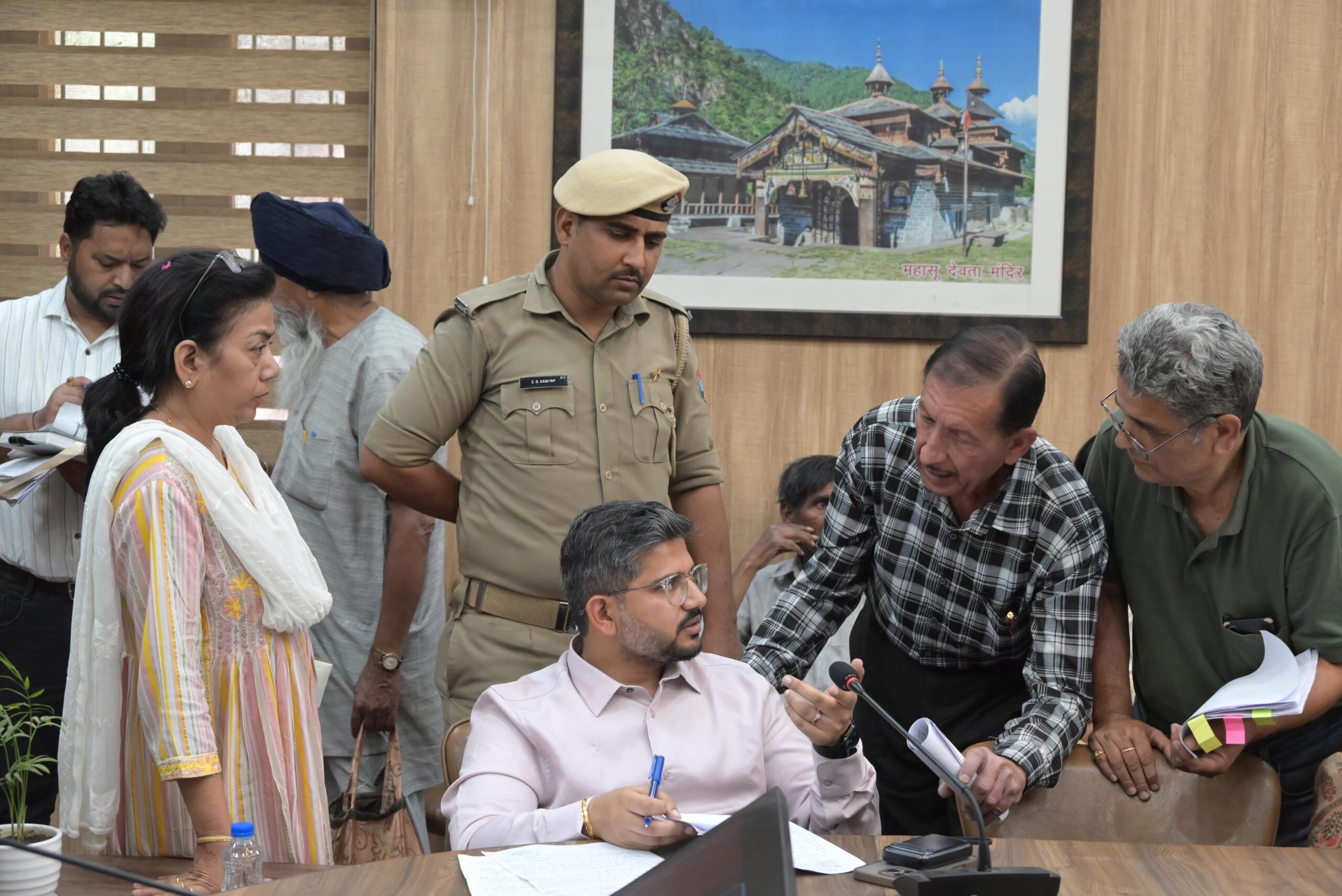 बुजुर्ग दंपत्ति को घर से बेदखल करने की कोशिश, प्रशासन हुआ सख्त