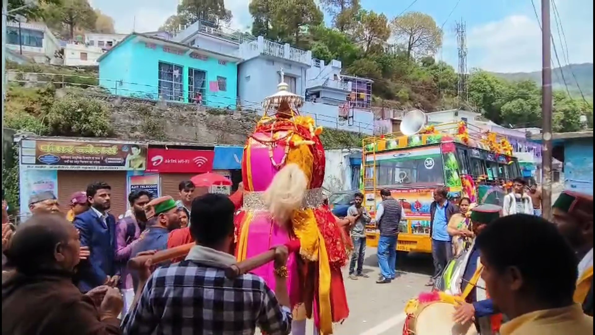 विश्वनाथ-जगदीशिला डोली यात्रा पहुंची टिहरी, श्रद्धालुओं ने किए दर्शन