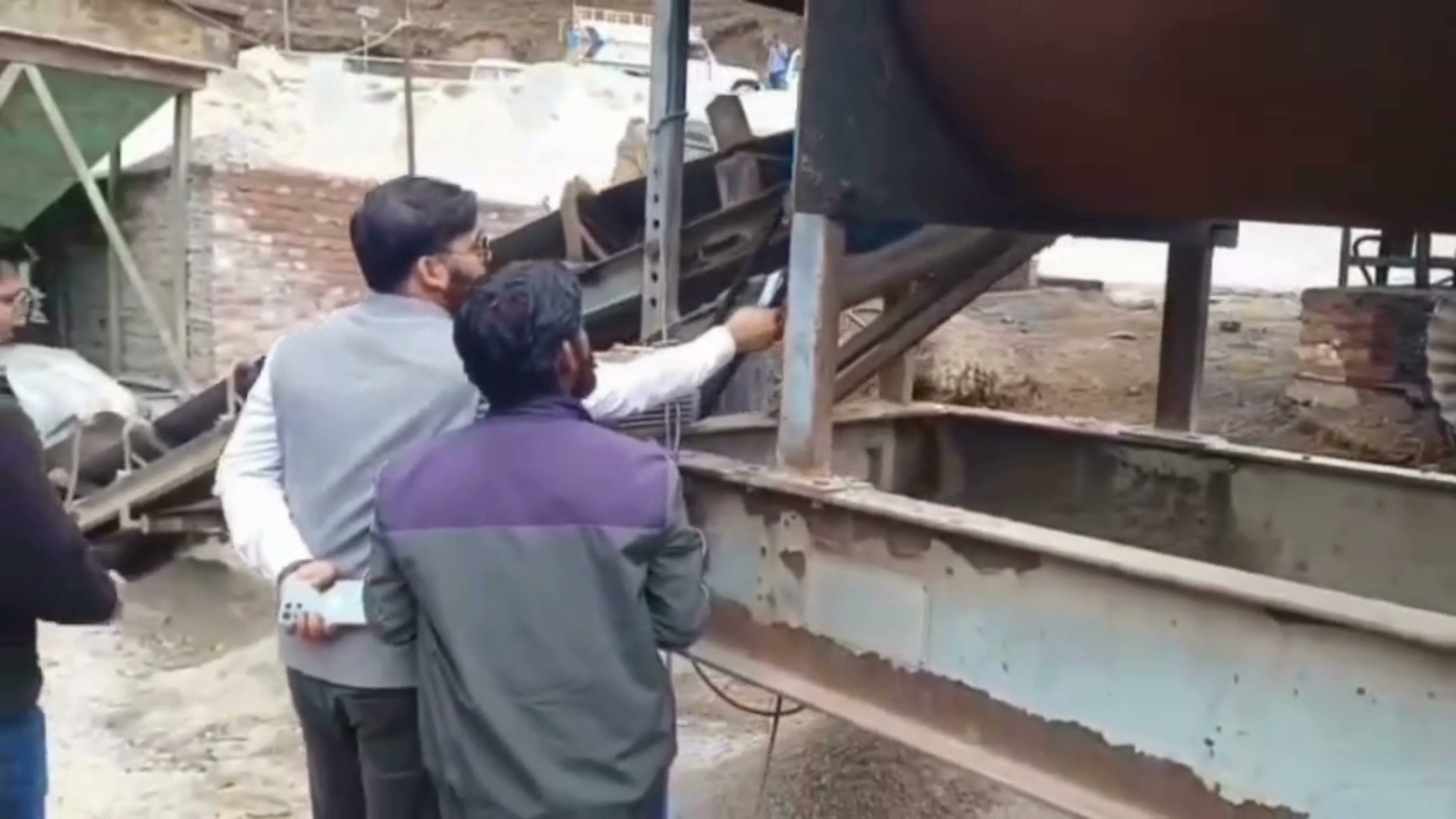 अल्मोड़ा जिले के सल्ट में अवैध हॉटमिक्स प्लांट पर प्रशासन की बड़ी कार्रवाई