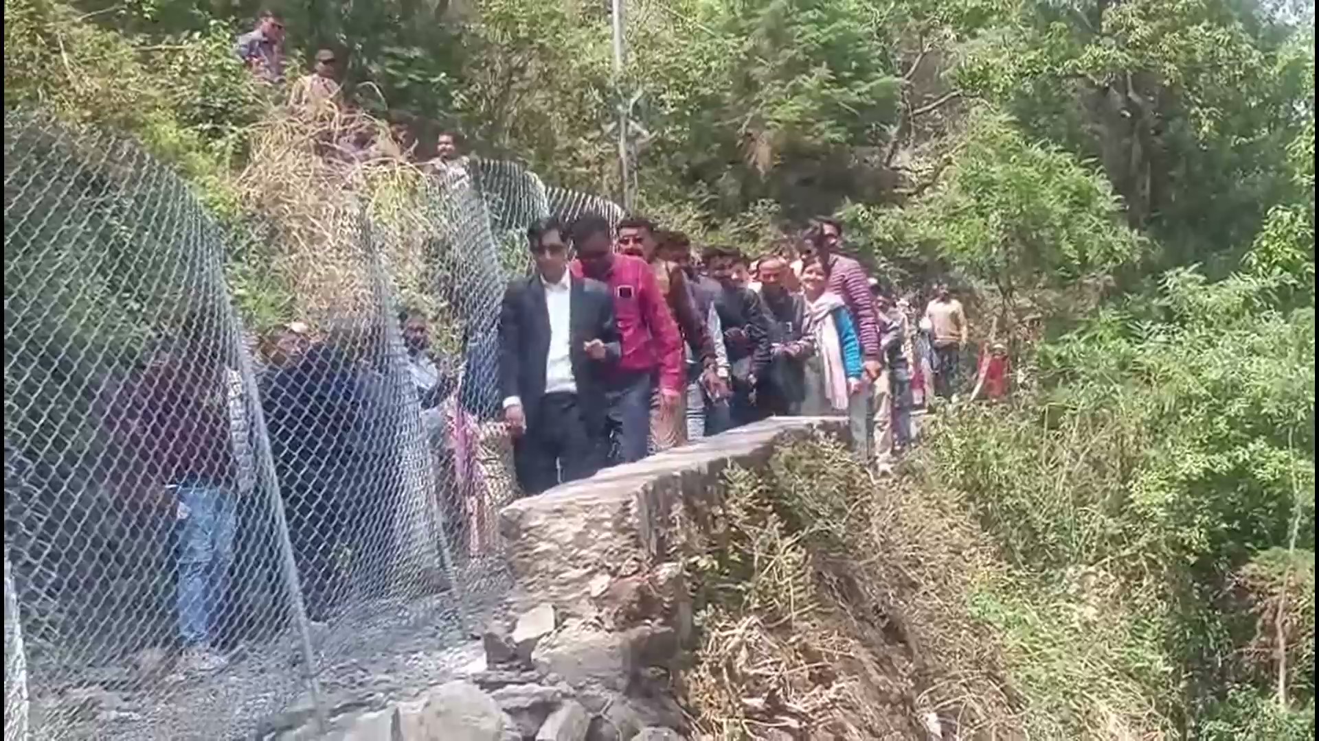 आयुक्त दीपक रावत ने कृष्णापुर में भूस्खलन प्रभावित क्षेत्र का लिया जायजा