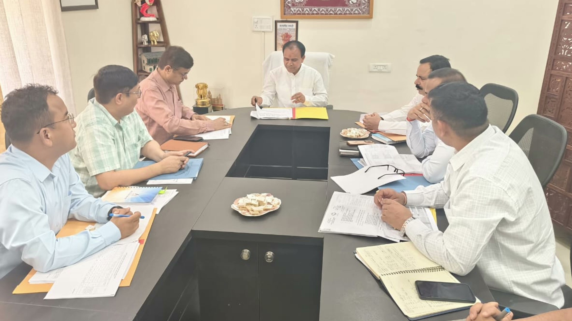 निर्माणाधीन पेयजल योजनाओं को लेकर कैबिनेट मंत्री डॉ. धन सिंह रावत ने अधिकारियों के साथ की समीक्षा बैठक