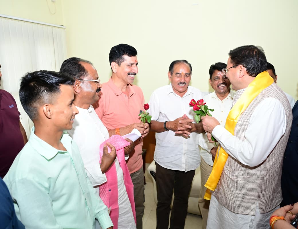 मुख्यमंत्री ने आम जनता एवं स्थानीय जनप्रतिनिधियों से भेंट कर सुनीं उनकी समस्याएं
