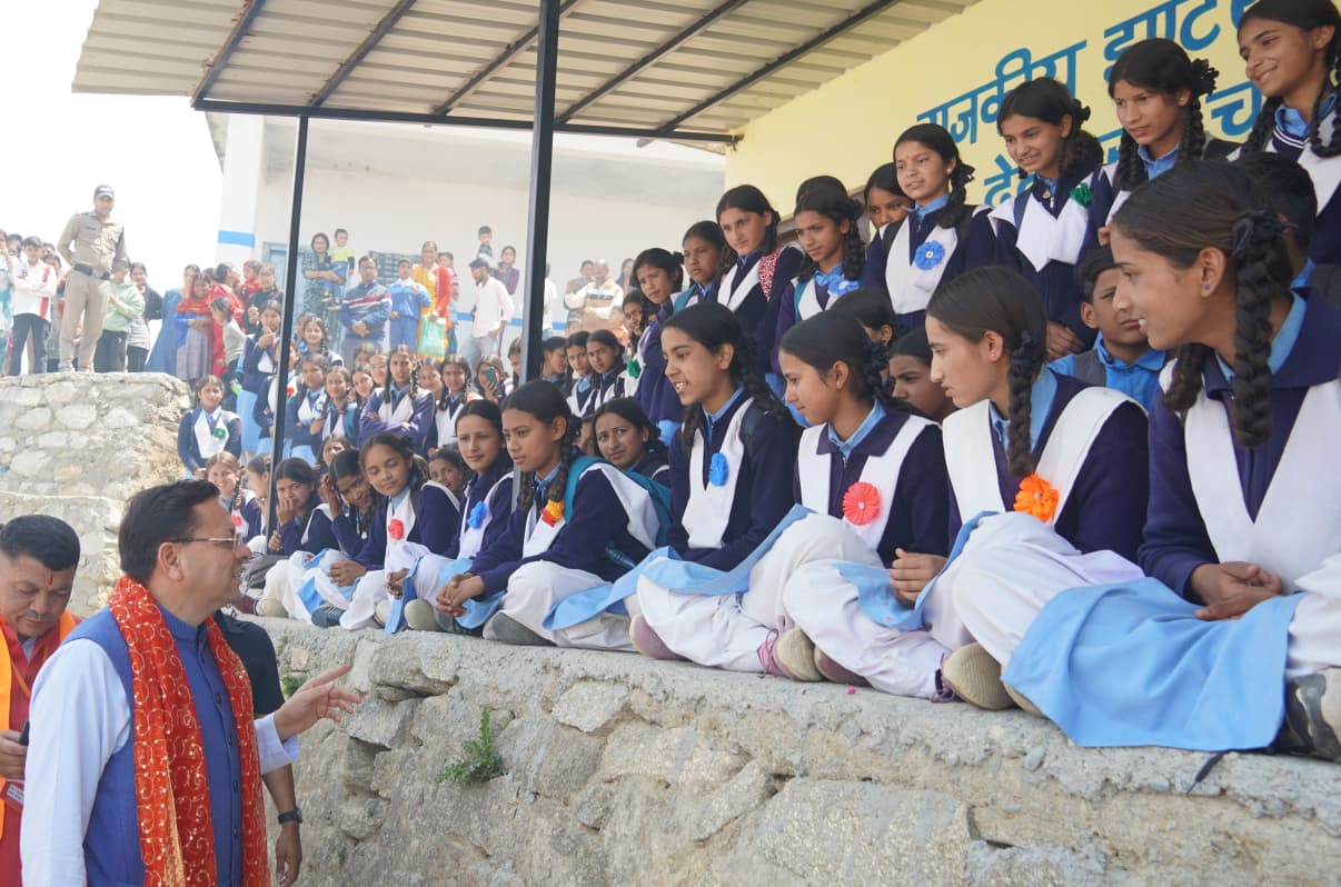 मुख्यमंत्री धामी ने देवीधुरा में छात्र-छात्राओं से किया संवाद, उज्ज्वल भविष्य की दी शुभकामनाएं
