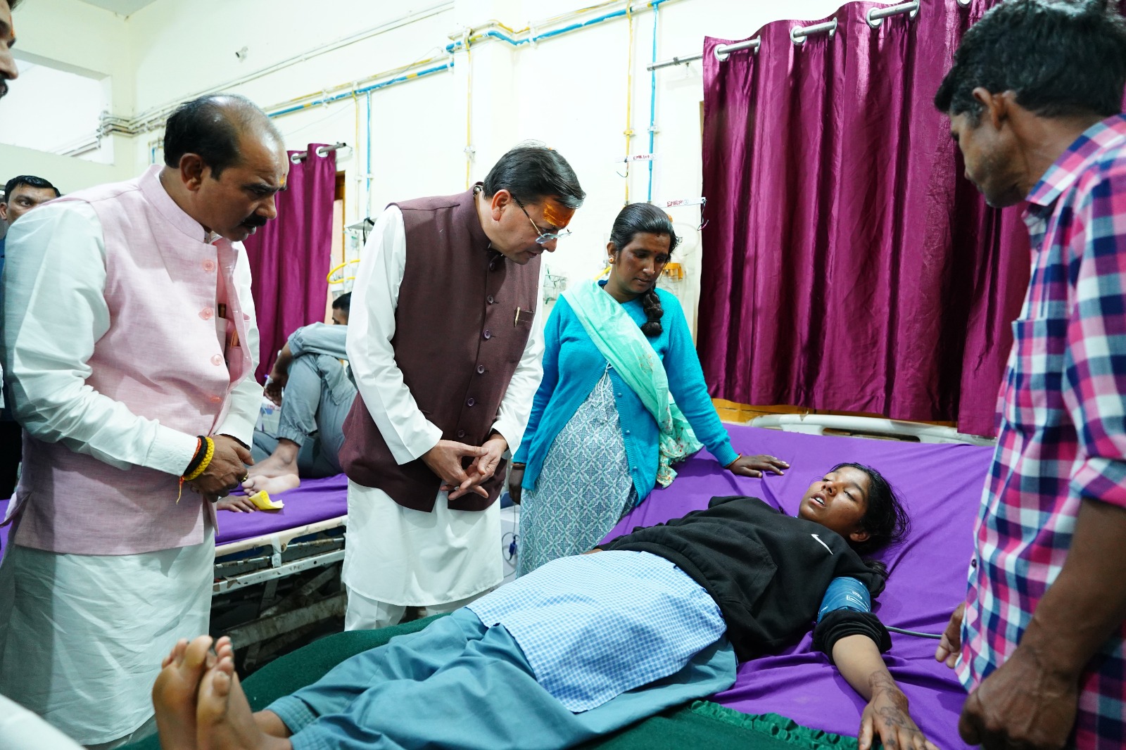 मुख्यमंत्री ने जिला अस्पताल पहुंच मरीजों का जाना हालचाल