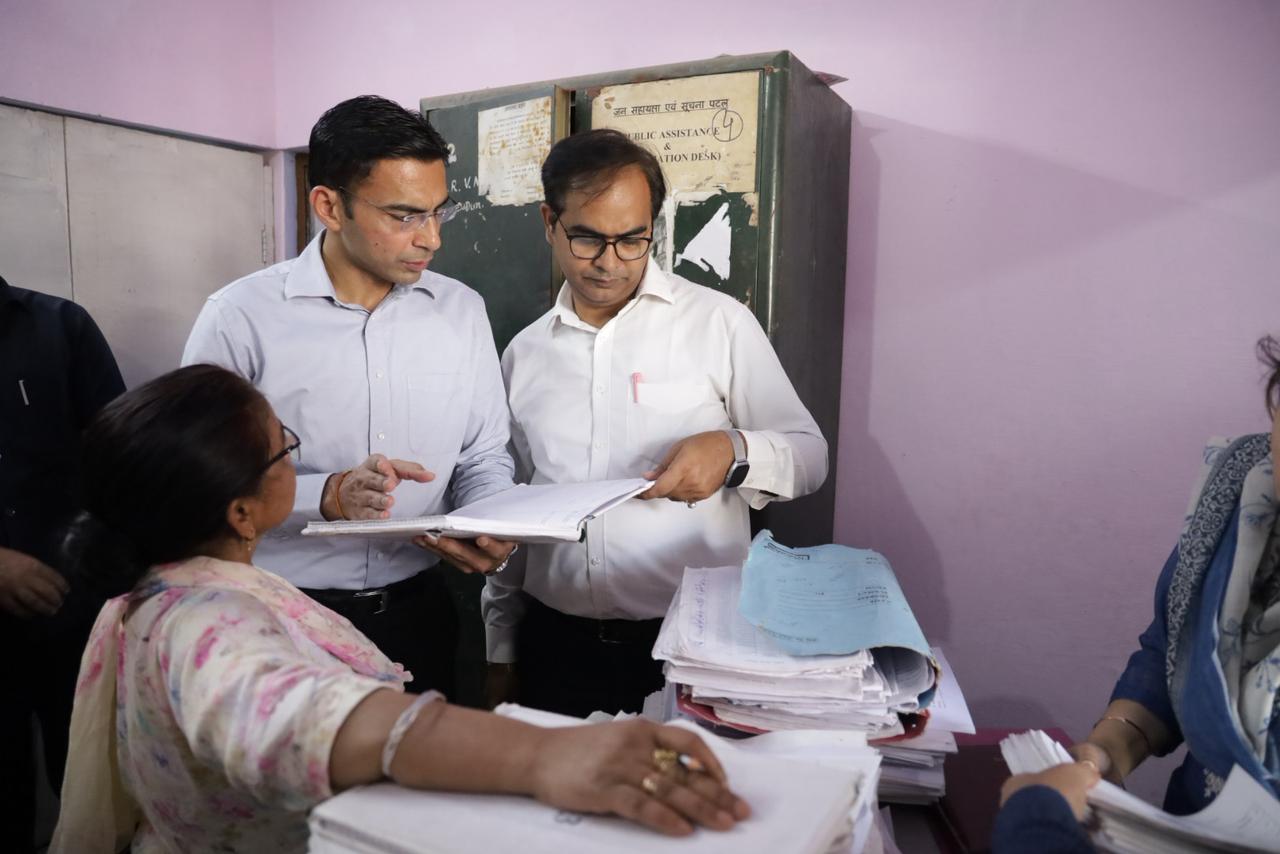 सब रजिस्टार कार्यालय विकासनगर में डीएम का औचक निरीक्षण; पुराने विलेख पत्र रजिस्टर जब्त