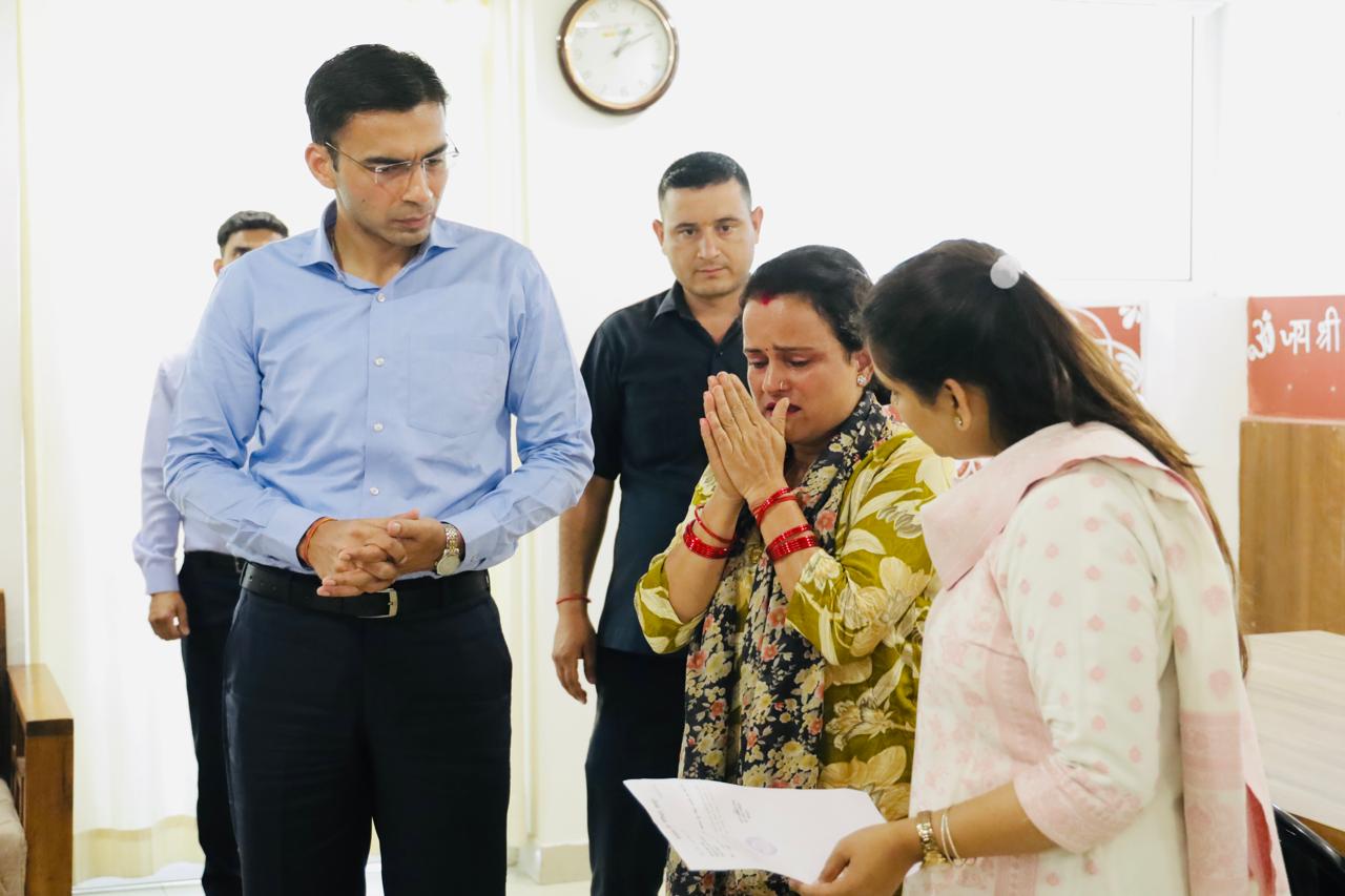 कैंसर पीड़ित परिवार को मिली बड़ी राहत; 71 हजार ऋण माफ, 50 हजार की आर्थिक सहायता