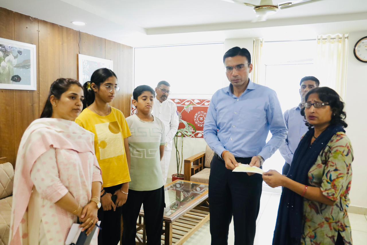 कैंसर पीड़ित विधवा सुनीता को जिला प्रशासन ने दी बड़ी राहत,  रायफल क्लब फंड से रू0 50 हजार की आर्थिक सहायता