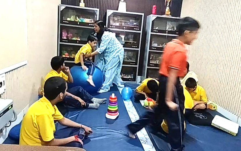 केंद्र में विशेष थेरेपी से निखर रही दिव्यांग बच्चों की प्रतिभा
