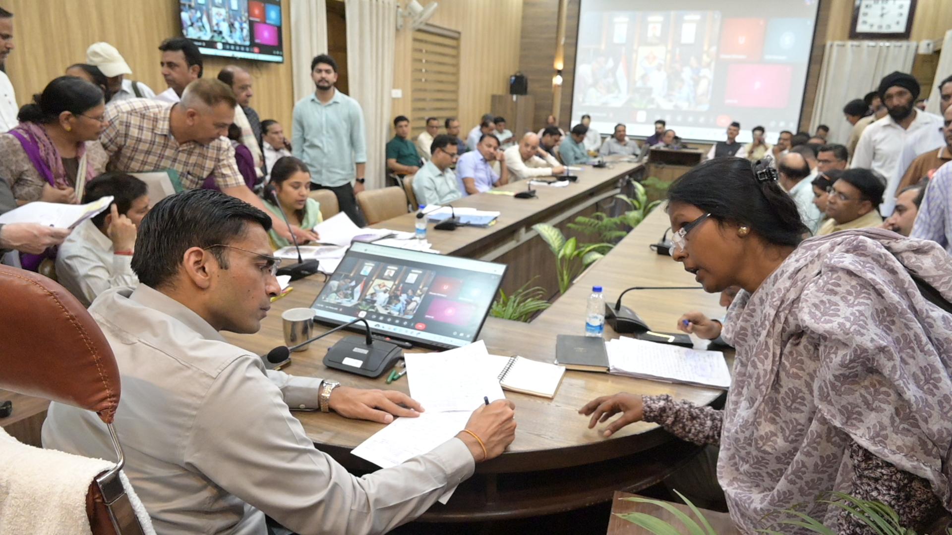 जन समस्याओं के समाधान का भरोसा बना ‘जन दर्शन’, फरियादियों की संख्या 300 पार  
