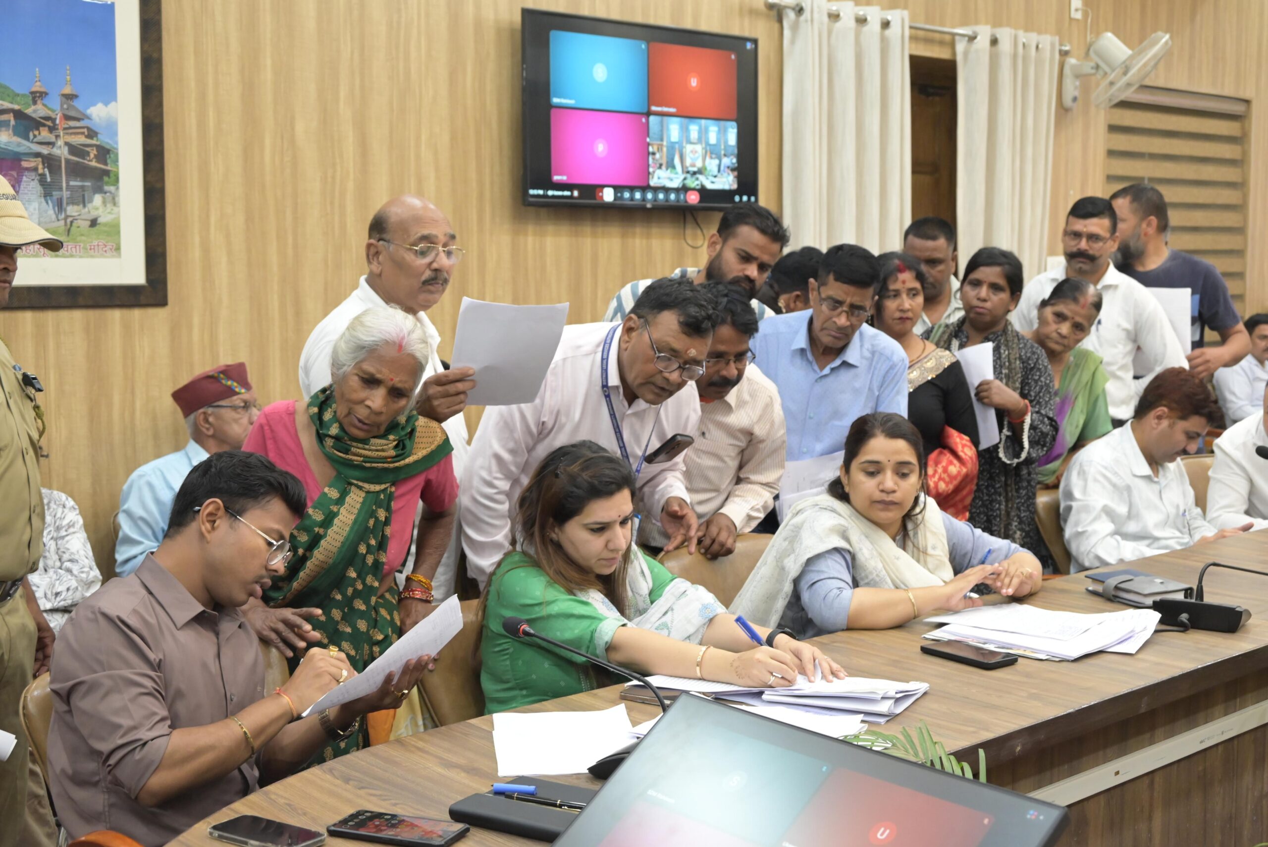 जनता दरबार में उमड़ी फरियादियों की भीड़, 201 शिकायतों पर प्रशासन ने की त्वरित सुनवाई