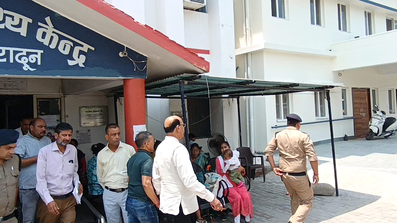 स्वास्थ्य मंत्री का सीएचसी रायपुर पर औचक निरीक्षण, व्यवस्थाओं को परखा