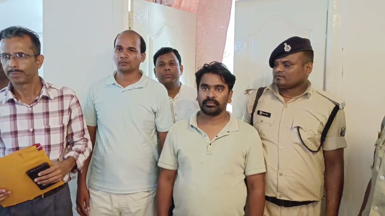 नवादा में निगरानी विभाग की कार्रवाई, 15 हजार रिश्वत लेते राजस्व कर्मचारी गिरफ्तार