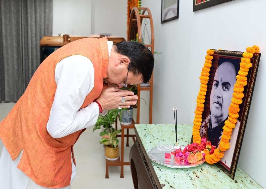 मुख्यमंत्री ने महान शिक्षाविद् डॉ. श्यामा प्रसाद मुखर्जी की पुण्य तिथि पर उनके चित्र पर श्रद्धा सुमन अर्पित कर किया भावपूर्ण स्मरण