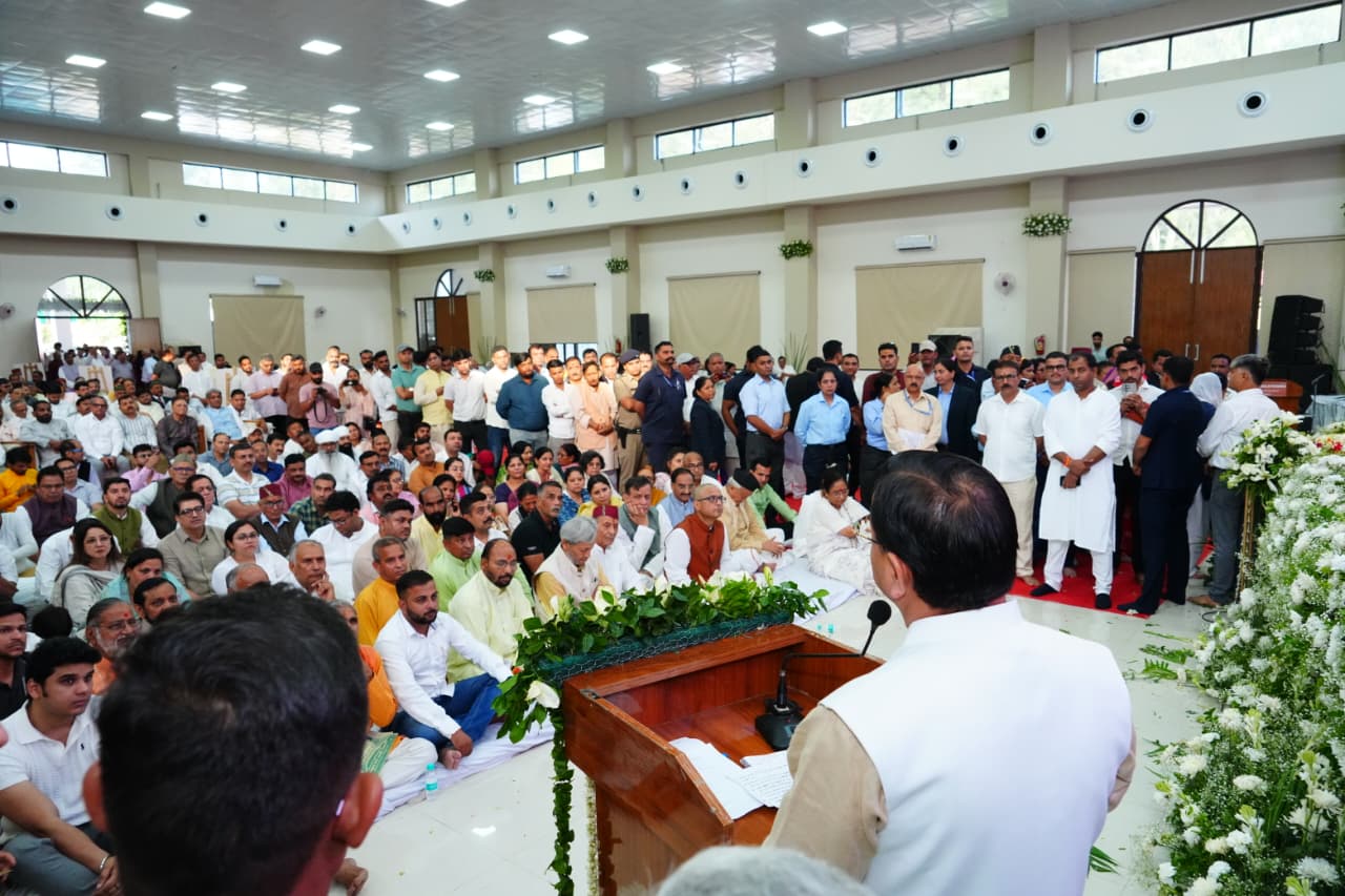 मुख्यमंत्री ने श्रद्धांजलि सभा में उत्तराखंड के पूर्व मुख्यमंत्री एवं भारत सरकार के पूर्व मंत्री मेजर जनरल (सेवानिवृत्त) भुवन चंद्र खण्डूड़ी के चित्र पर पुष्प अर्पित कर श्रद्धासुमन अर्पित की