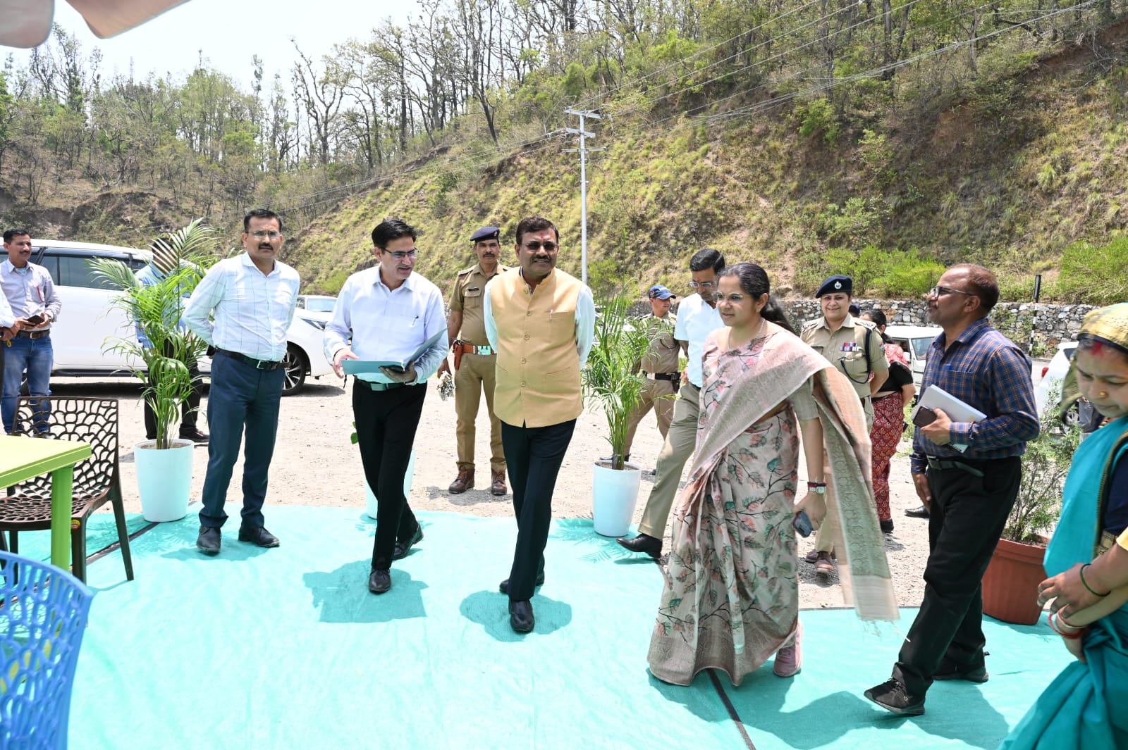 मुख्य सचिव उत्तराखंड द्वारा टिहरी गढ़वाल में बजरंग सेतु एवं हिलान्स हिमालयन भोजनालय का निरीक्षण