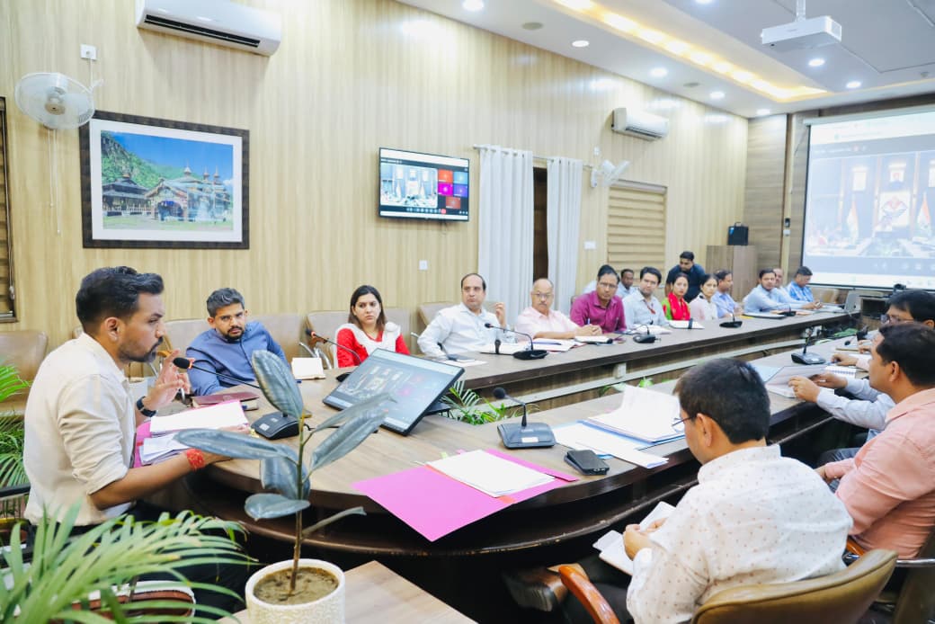नशे के खिलाफ सभी एजेंसियां मिलकर करें निर्णायक कार्रवाईः डीएम