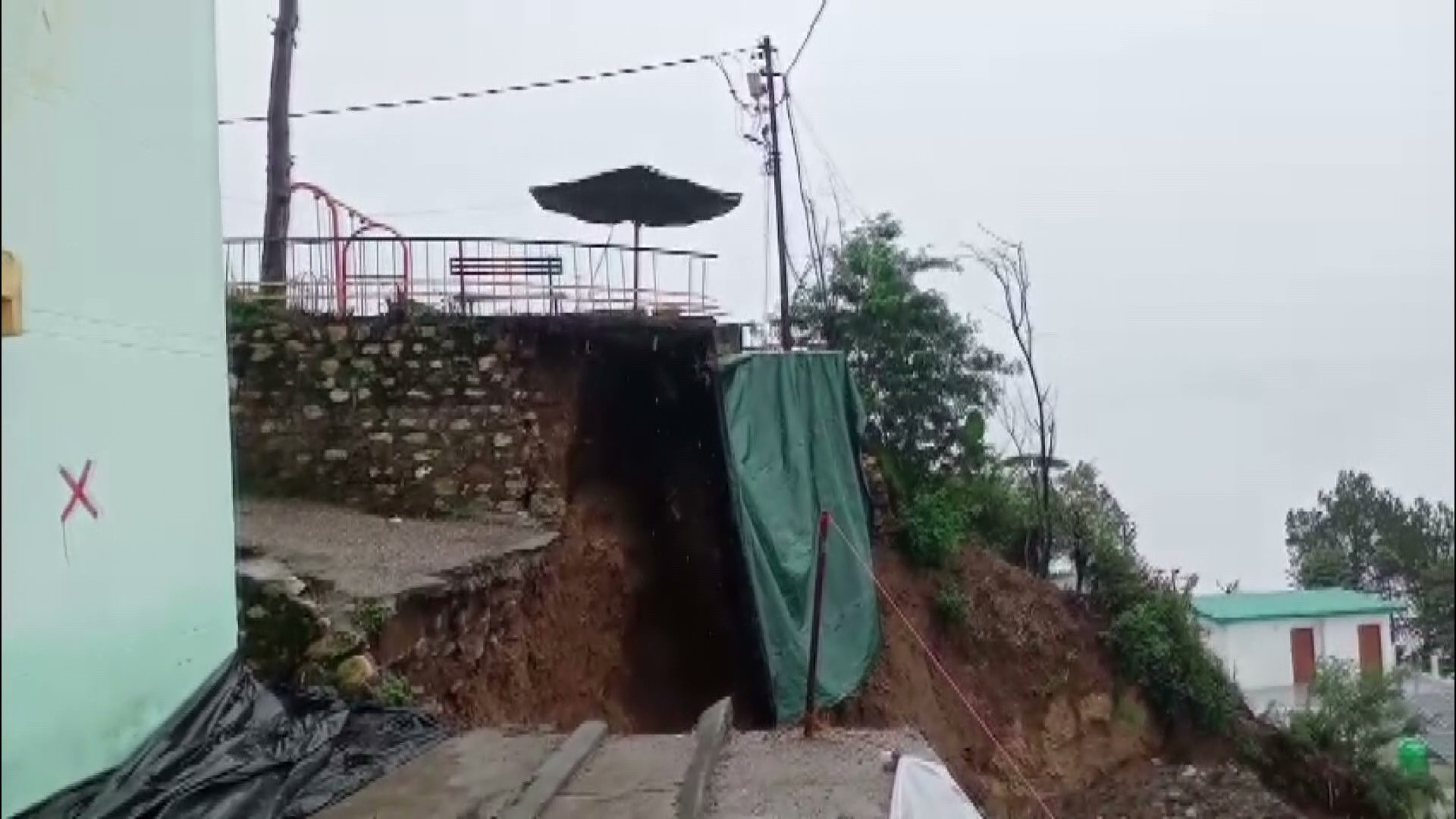 नई टिहरी में अवैध भू-कटान से सरकारी फ्लैटों को खतरा