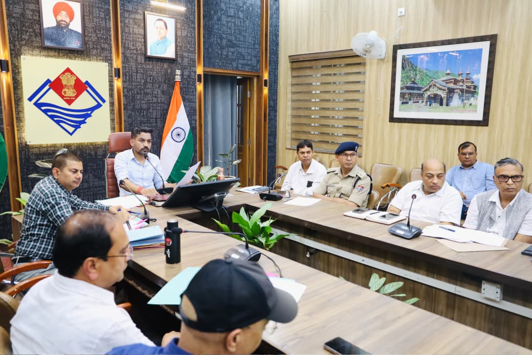 डीएम ने जलभराव, जर्जर भवन, गड्ढों, विद्युत सुरक्षा एवं डेंगू नियंत्रण पर दिए कड़े निर्देश