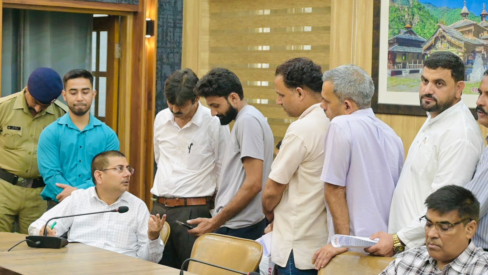 समाधान दिवस में उमड़ा फरियादियों का सैलाब, दर्ज हुईं 176 शिकायतें