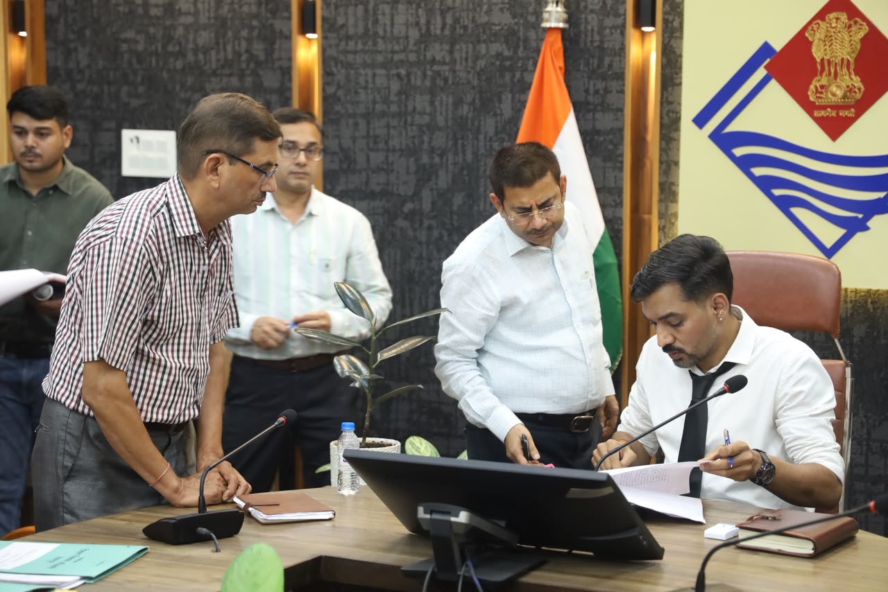 बेटे की प्रताड़ना से परेशान बुजुर्ग पिता, डीएम ने दिए तत्काल कार्रवाई के निर्देश