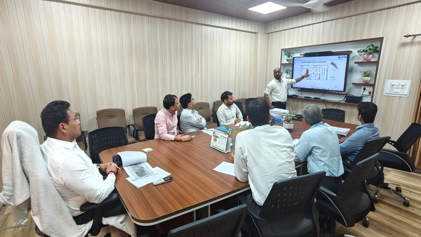मास्टर प्लान से अवैध निर्माण तक सचिव आवास ने की समीक्षा