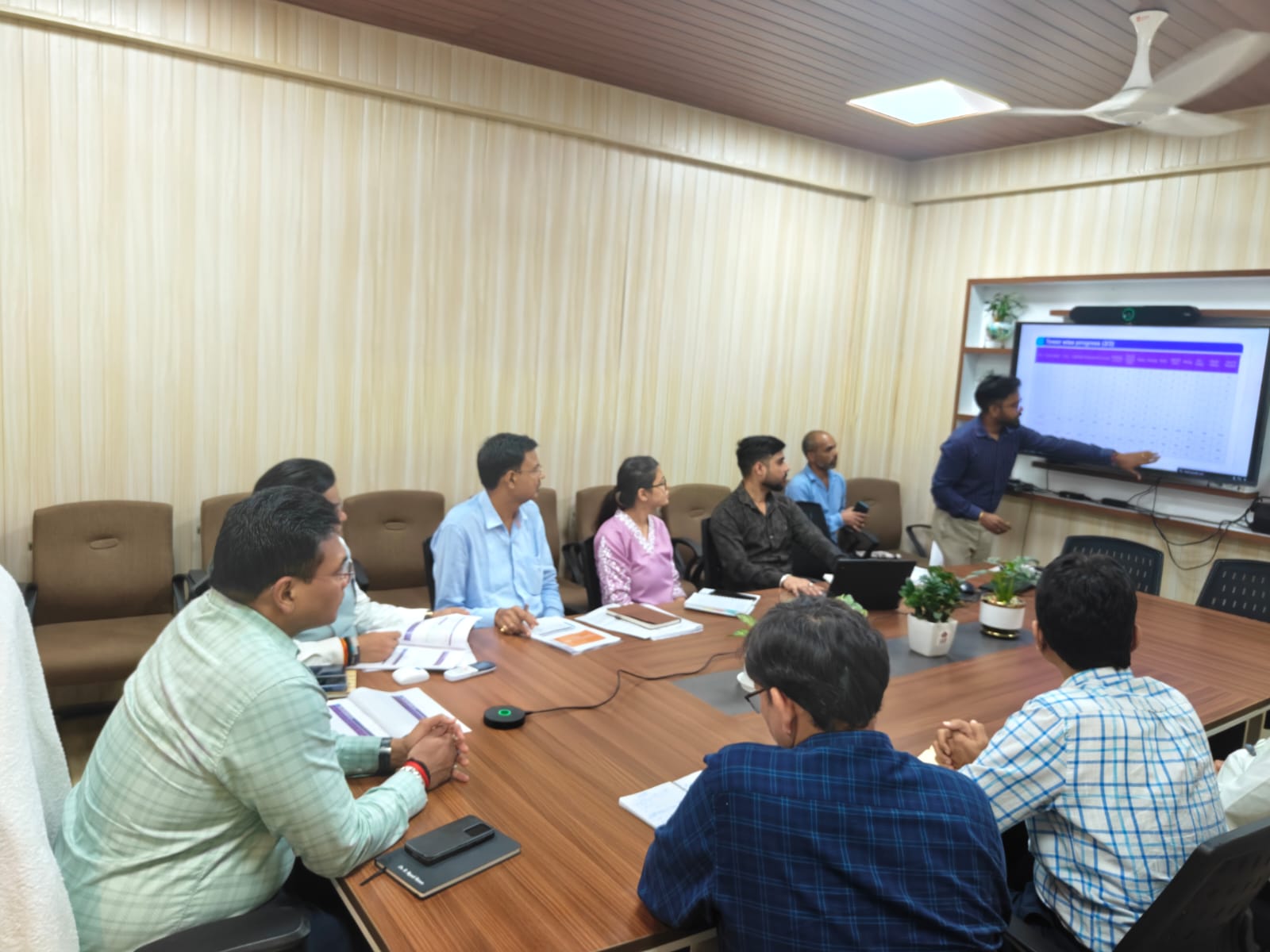 मुख्यमंत्री पुष्कर सिंह धामी के दिशा-निर्देशों में पीएम आवास योजना (शहरी) की प्रगति की हुई समीक्षा