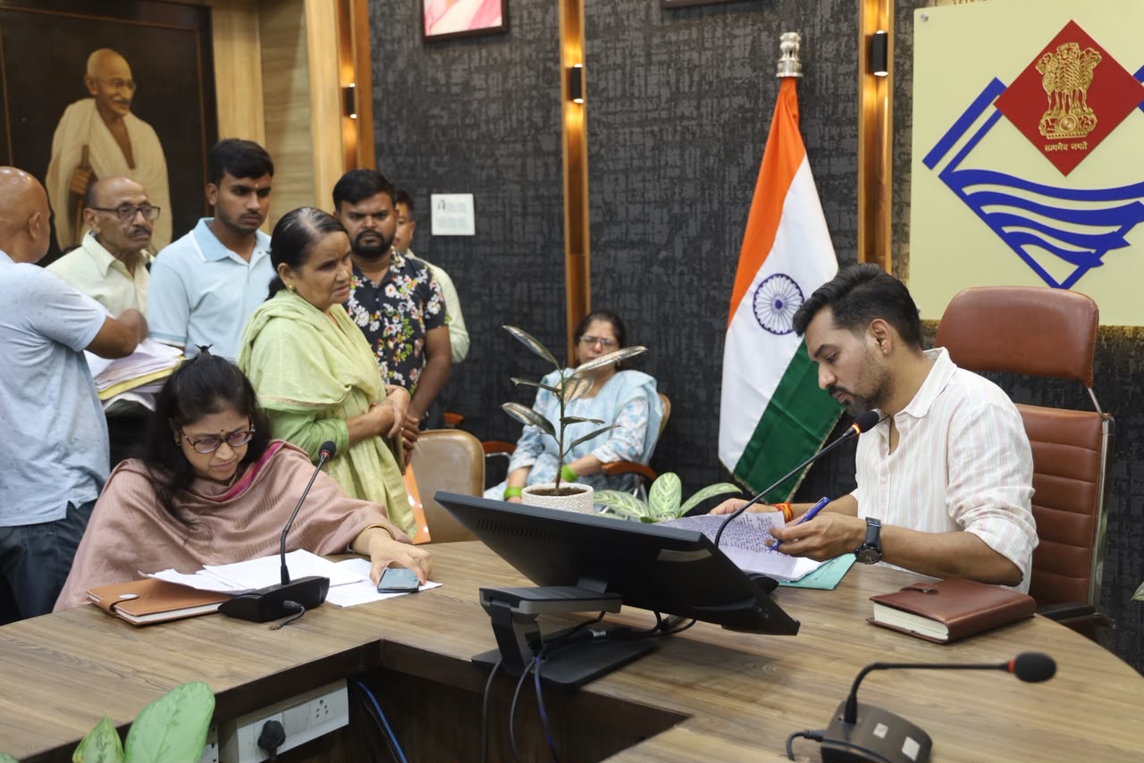 नातिन के व्यवहार से आहत 75 वर्षीय बुजुर्ग दादी ने मांगी सुरक्षा