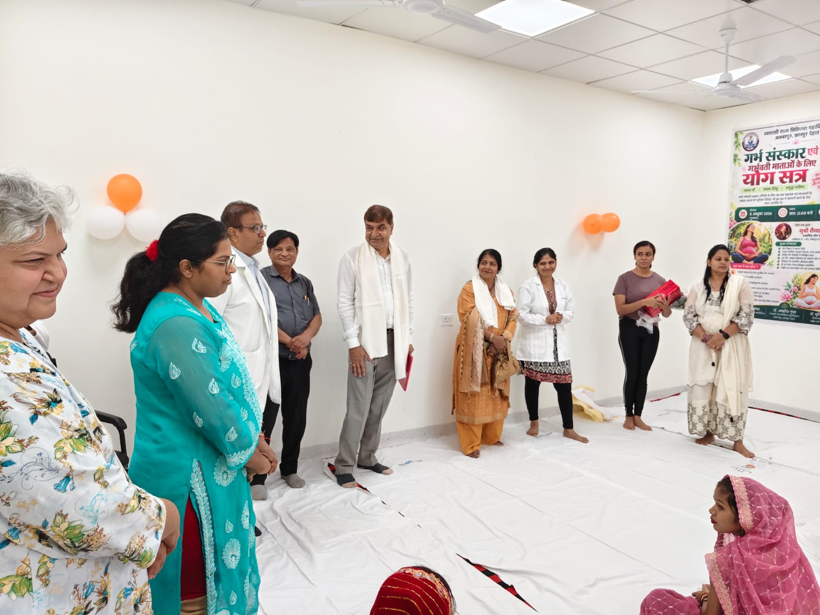 कानपुर देहात मेडिकल कॉलेज में गर्भवती महिलाओं को कराया योगाभ्यास
