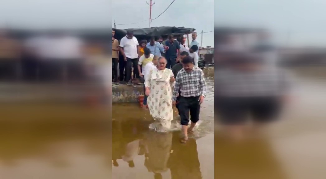 लखनऊ की महापौर सुषमा खर्कवाल ने बाढ़ प्रभावित इलाकों का किया निरीक्षण
