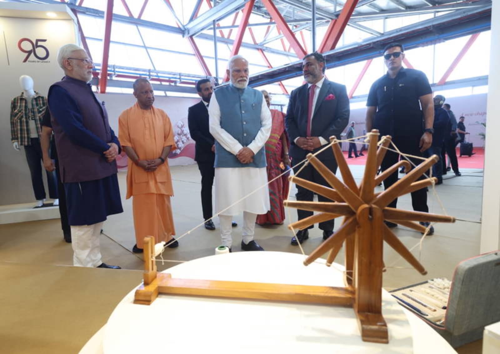 वाराणसी को मिली गारमेंट फैक्ट्री की सौगात, प्रधानमंत्री ने मिल्स के नए मैन्युफैक्चरिंग प्लांट का किया लोकार्पण