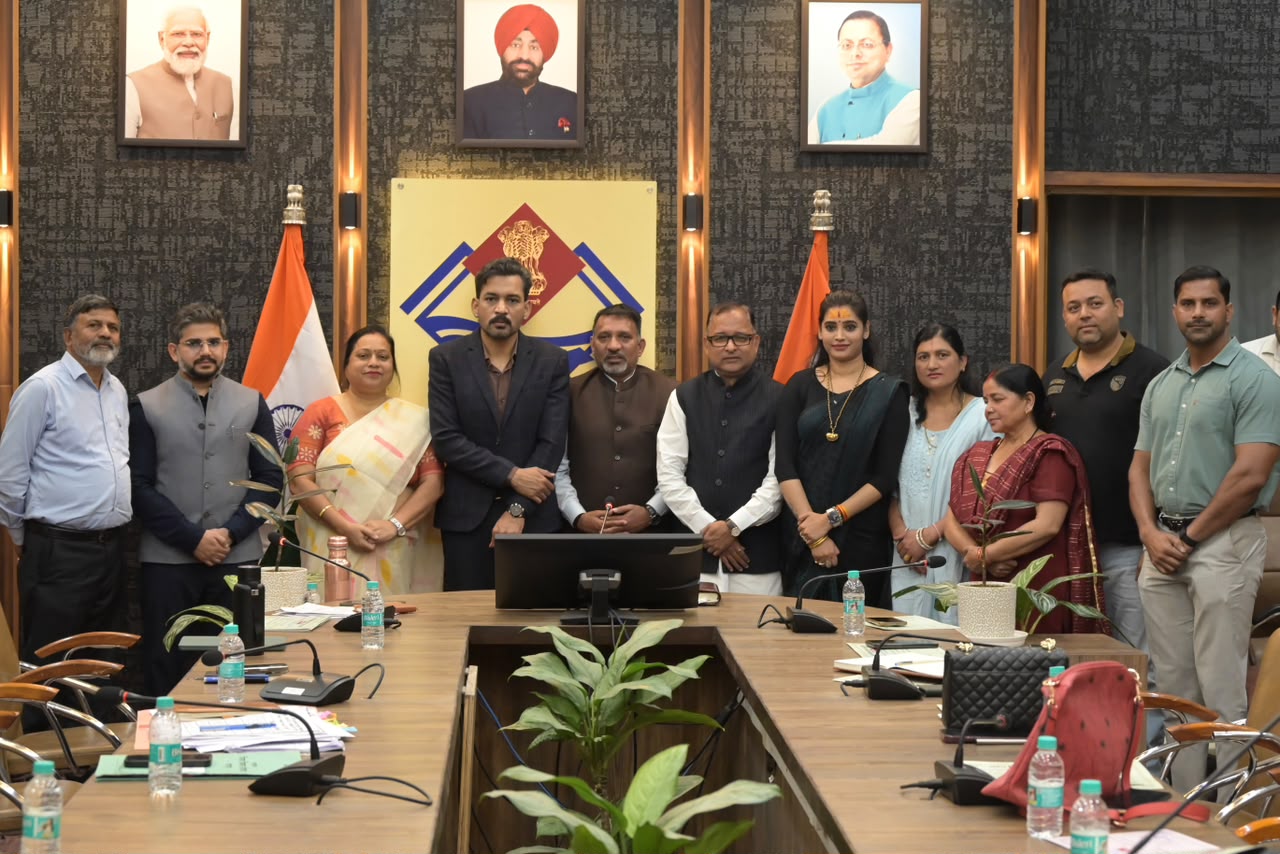 देहरादून में जिला योजना समिति के नवनिर्वाचित सदस्यों को मिले प्रमाण पत्र