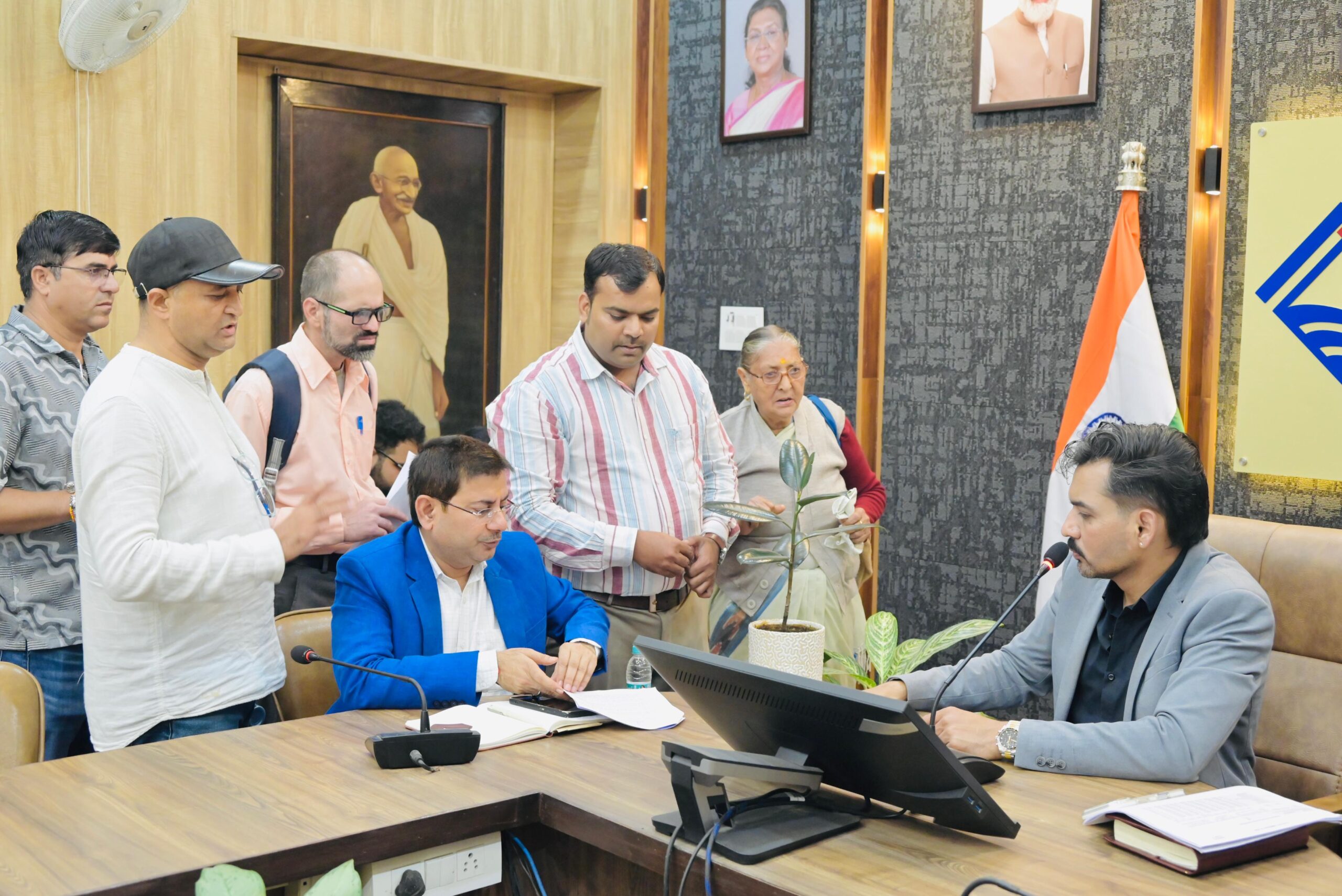 अपनों की प्रताड़ना से टूटे बुजुर्ग, न्याय की आस में पहुंचे समाधान दिवस